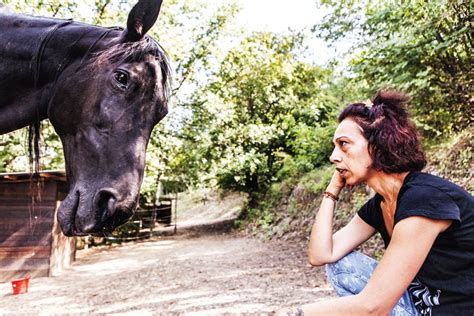 donna fa sesso con un cavallo